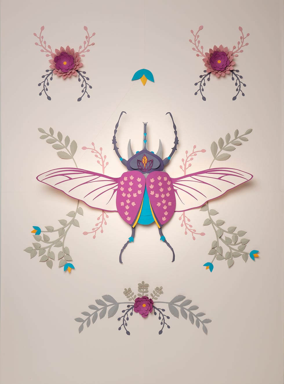 escarabajo de papel en rosa y con flores de mila garcia