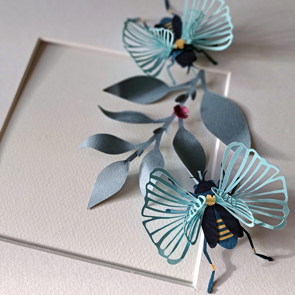 un cuadro con abejas y flores hechas de papel de mila garcia