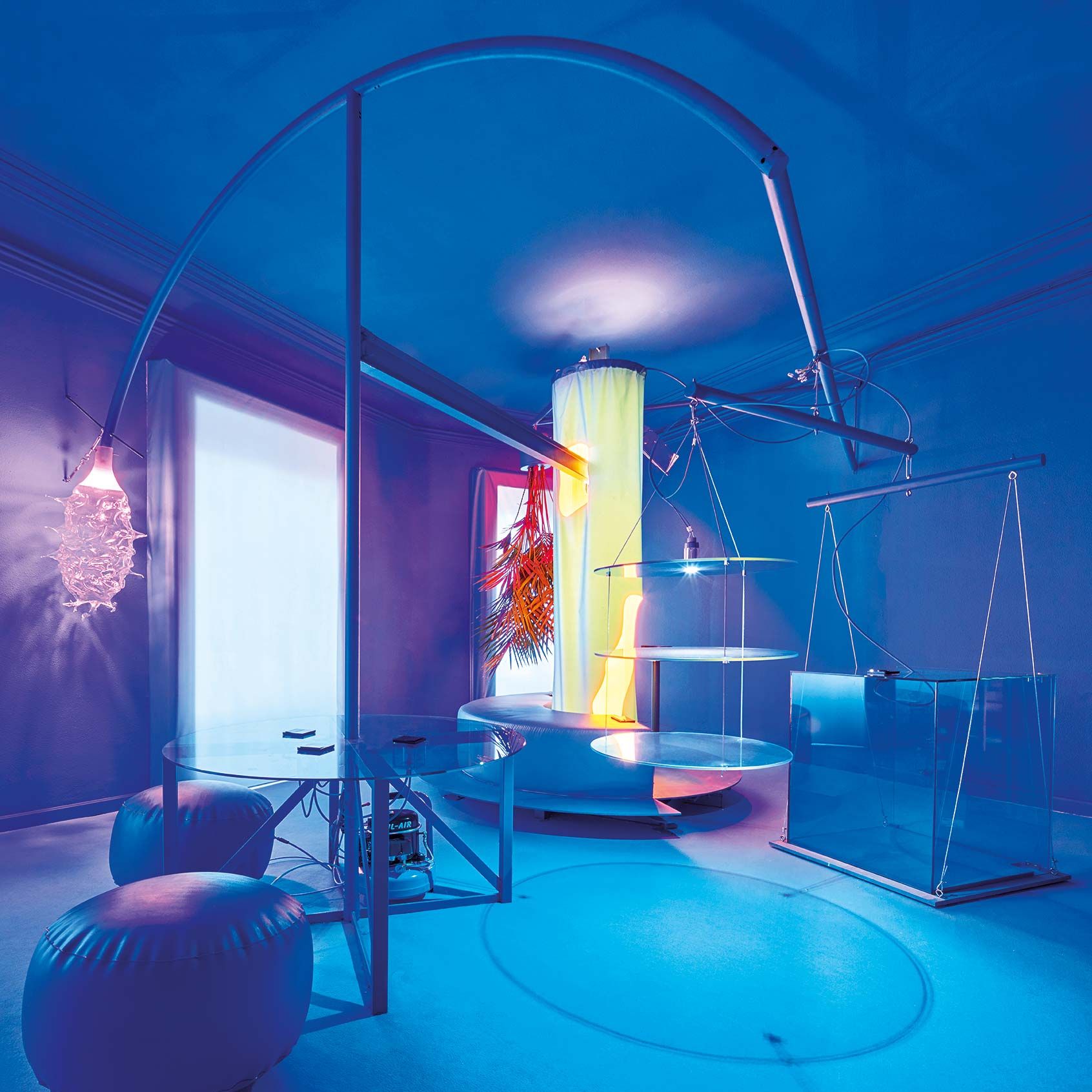 En la instalación de luz del artista y diseñador Guillermo Santomá, para Simon en Casa Decor, interactuamos con el espacio, modificando su iluminación y la posición de sus muebles a través de un mecanismo digital.