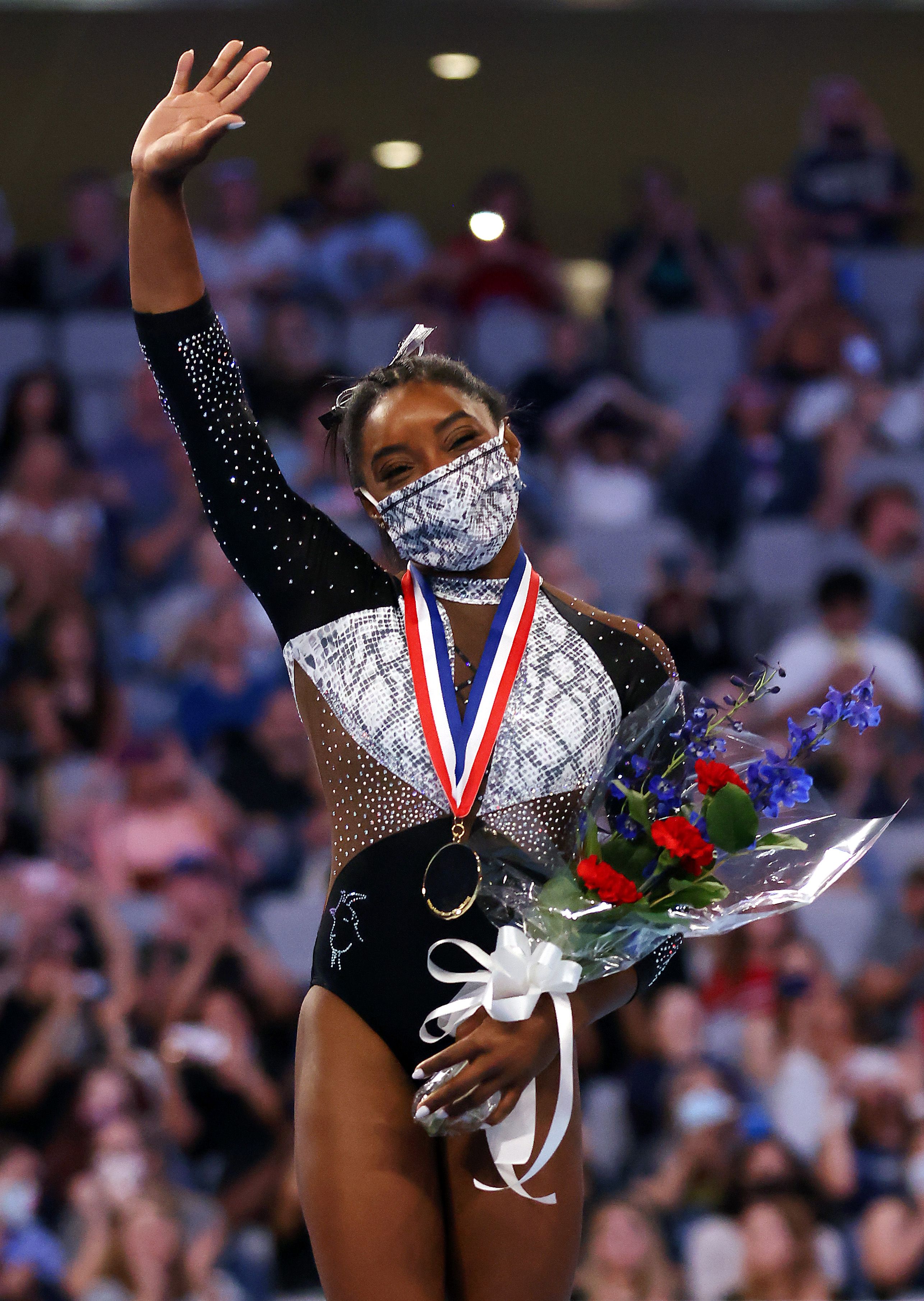 Simone Biles leads U.S. to record 7th team title at world