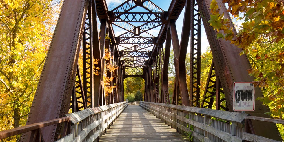 18 Best Fall Foliage Getaways in New England - Places to See Fall Foliage