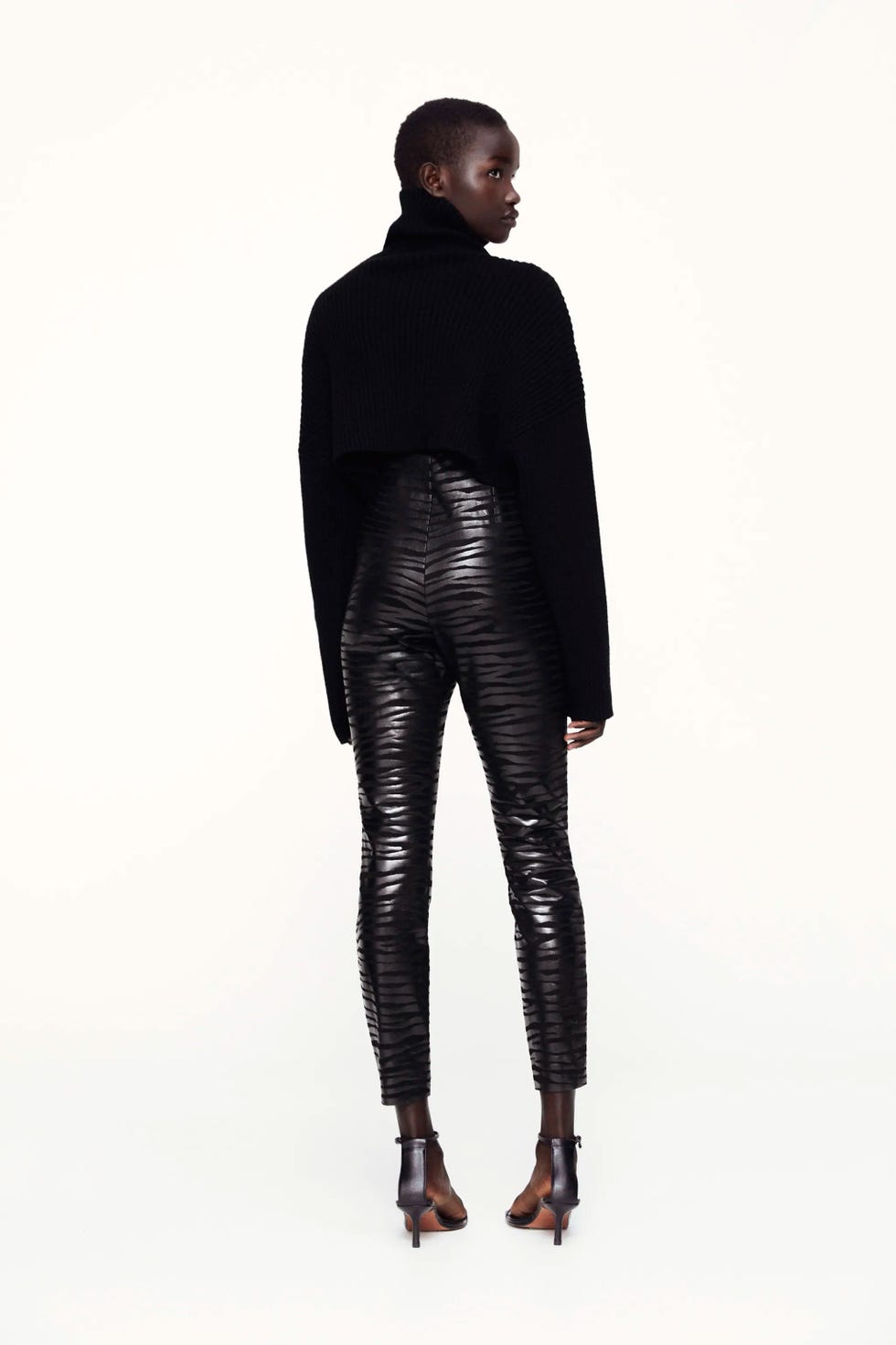 Los leggings negros de vestir efecto fiel curvados llegan a Zara