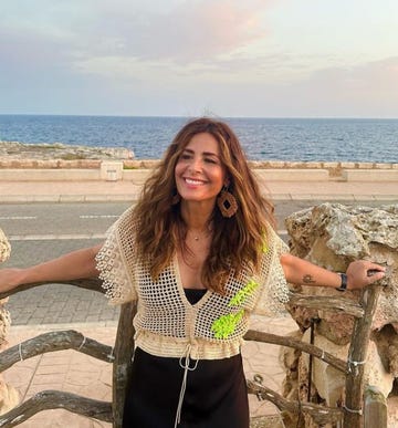 nuria roca con top y pendientes de bemeknes
