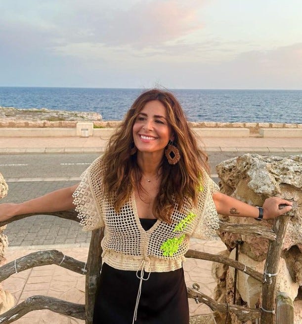 nuria roca con top y pendientes de bemeknes