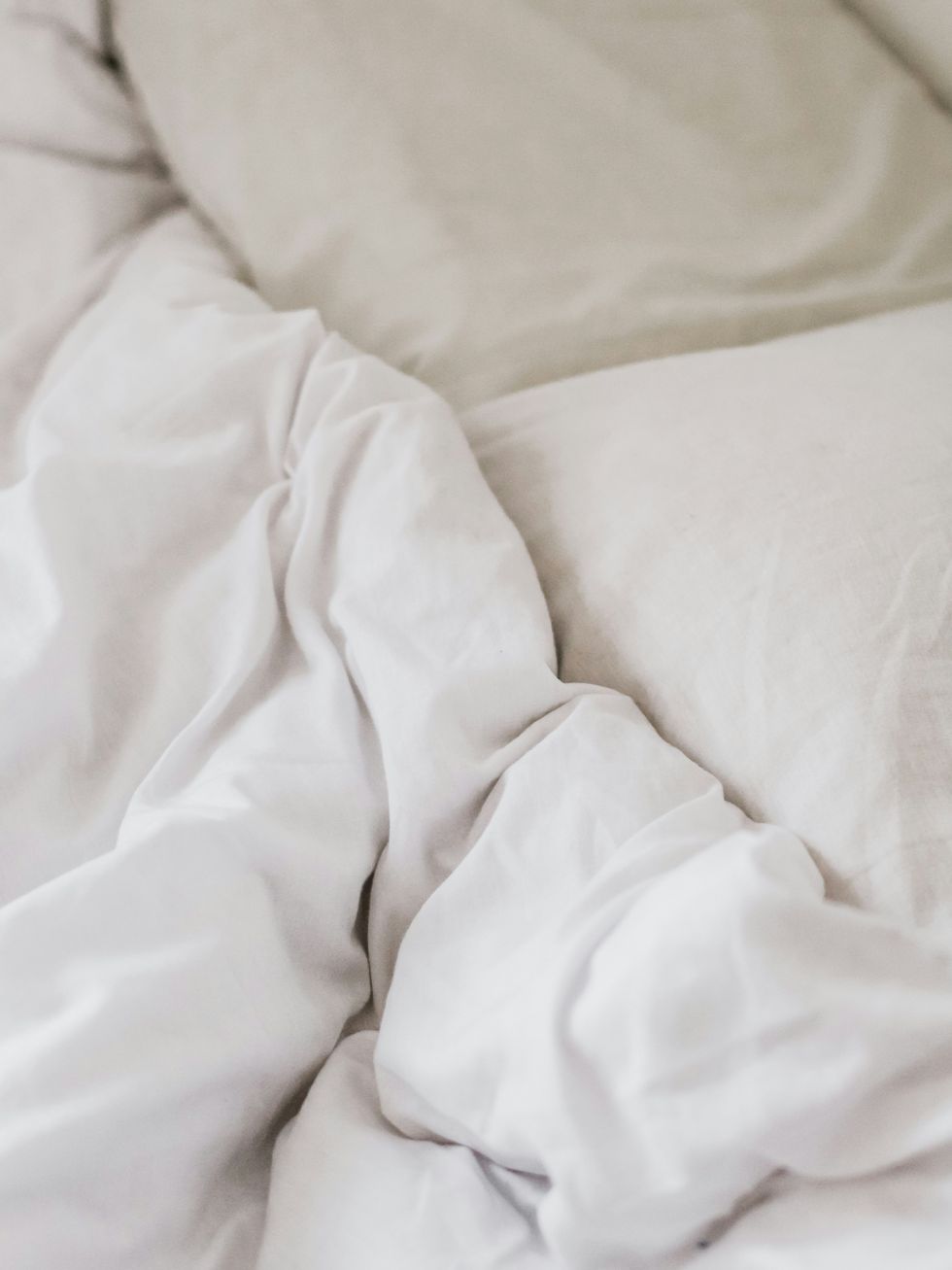 a white sheet with a white pillow