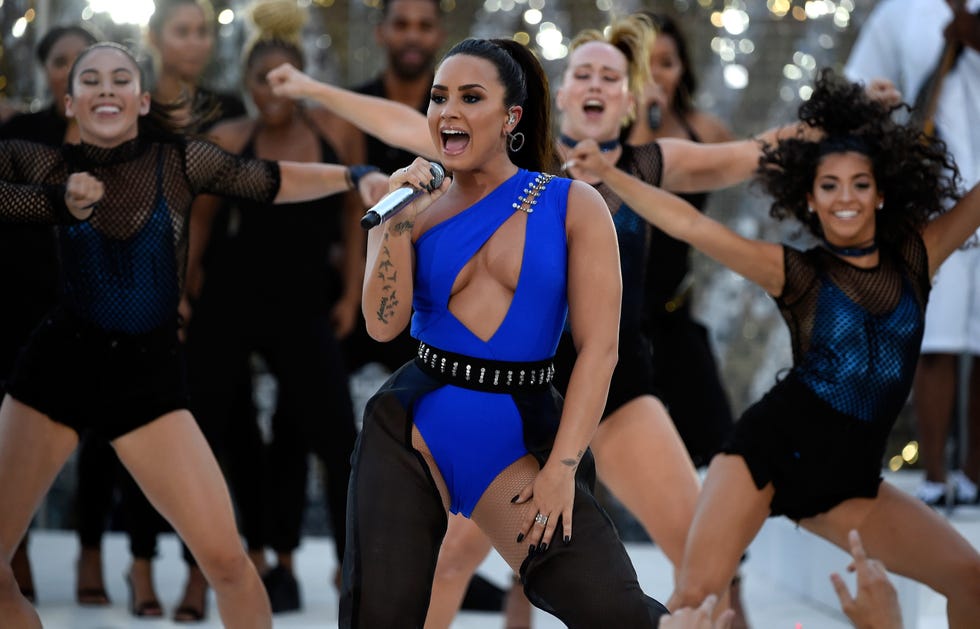 demi lovato performs from las vegas for the 2017 vmas