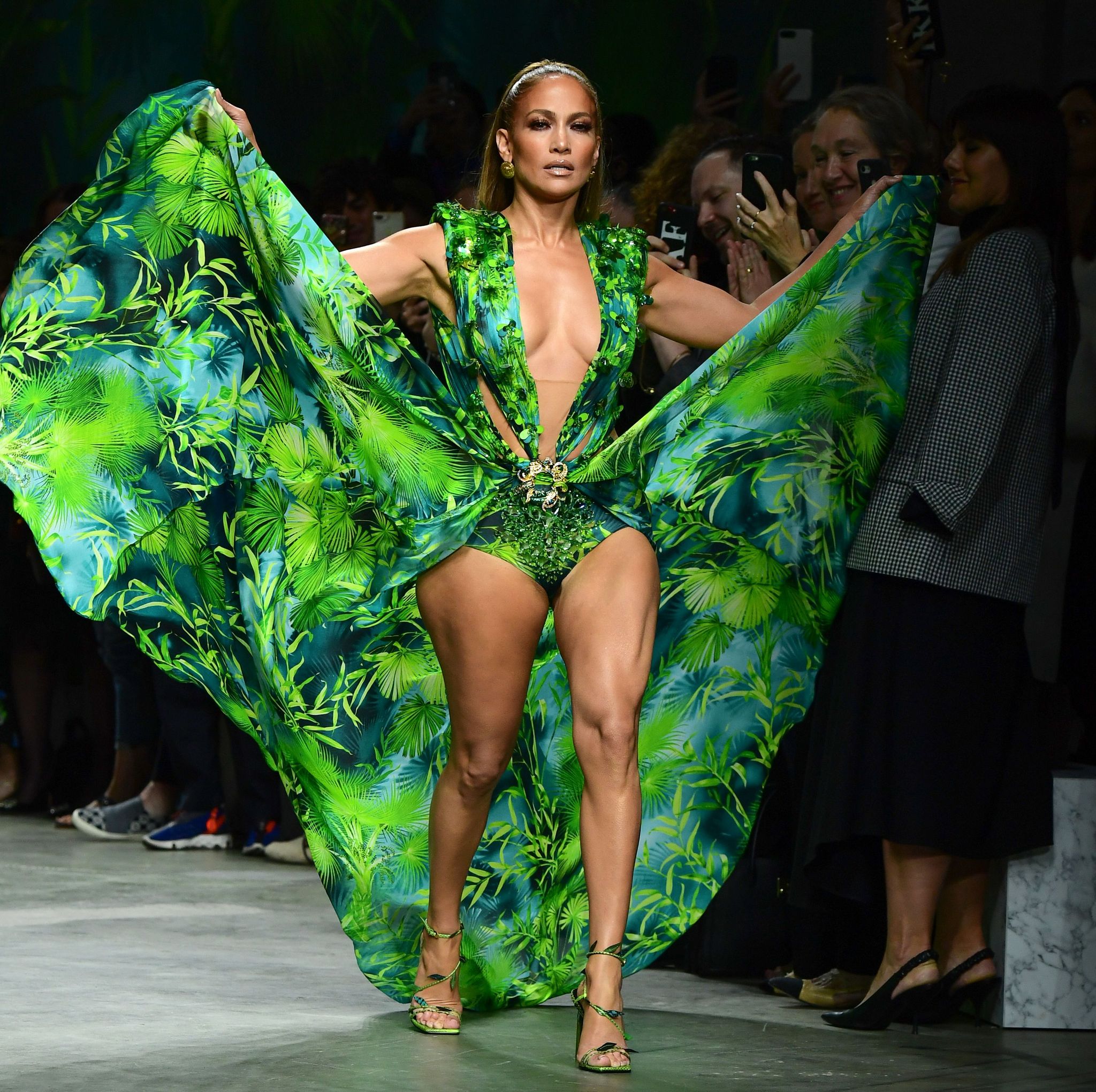 Versace denuncia a Fashion Nova por copiar el vestido verde de Jennifer  Lopez