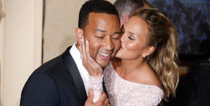 chrissy teigen en john legend knuffelen met elkaar