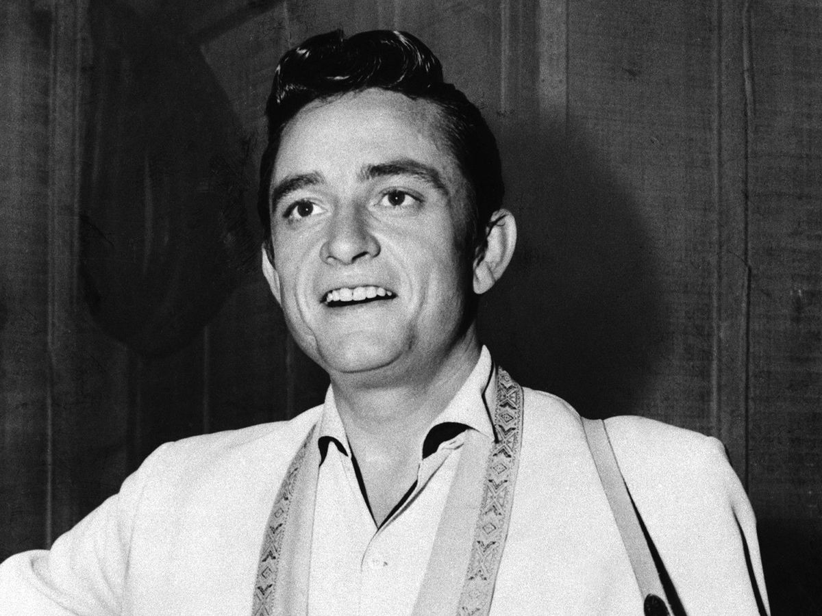 https://hips.hearstapps.com/hmg-prod/images/singer-johnny-cash-playing-guitar-on-television-special.jpg?crop=0.75xw:1xh;center,top&resize=1200:*