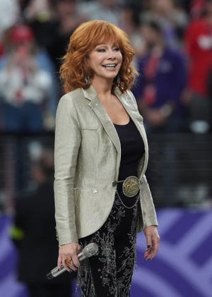 reba mcentire amfoot superbowl chiefs 49ers