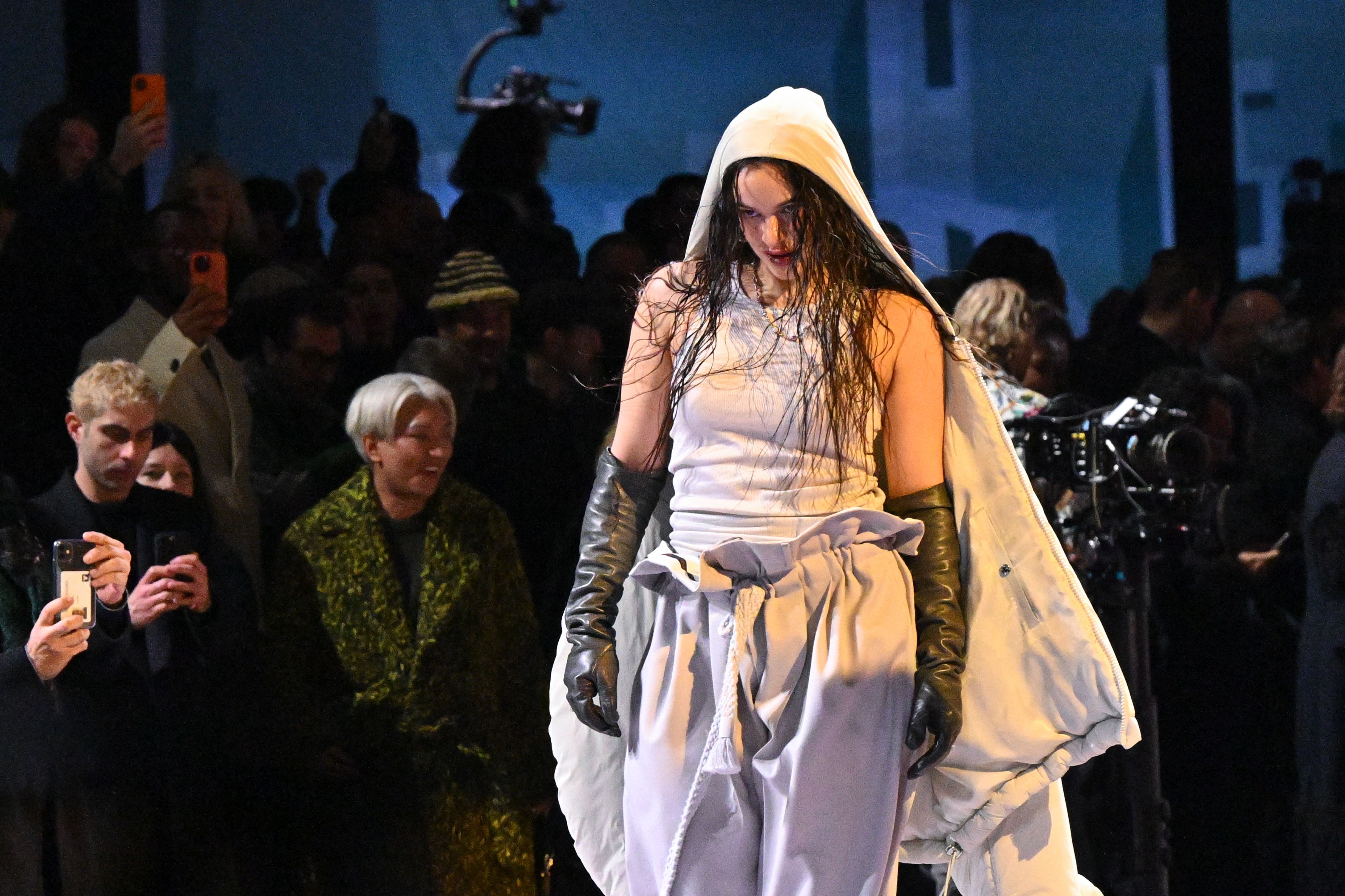 Rosalía revoluciona París al salir del desfile de Louis Vuitton
