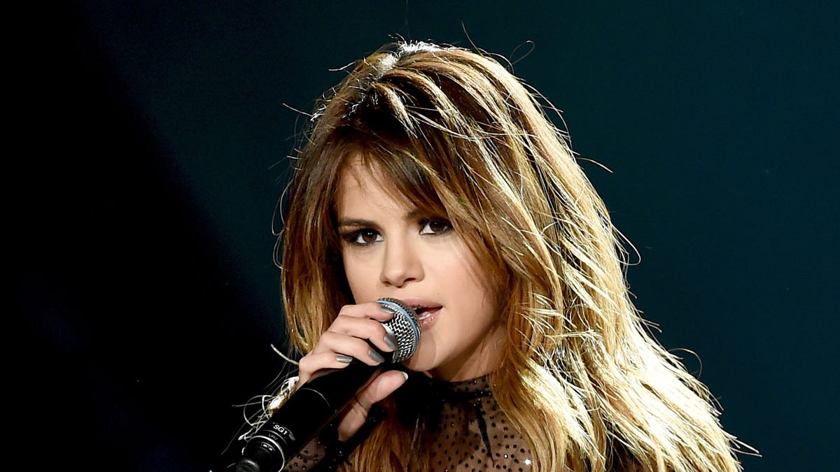 preview for Selena Gomez DISHES On Her 'Perfect Date' & Future Boyfriends!