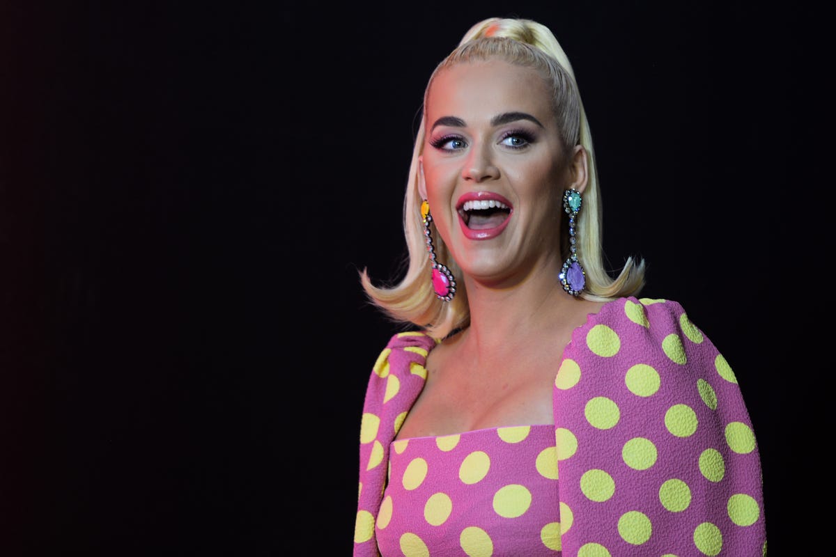 Katy Perry luce una faja que le ayuda a recuperar su figura