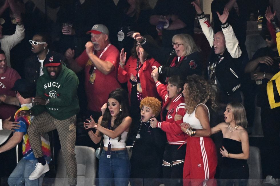 taylor swift cheering for travis kelce as they won