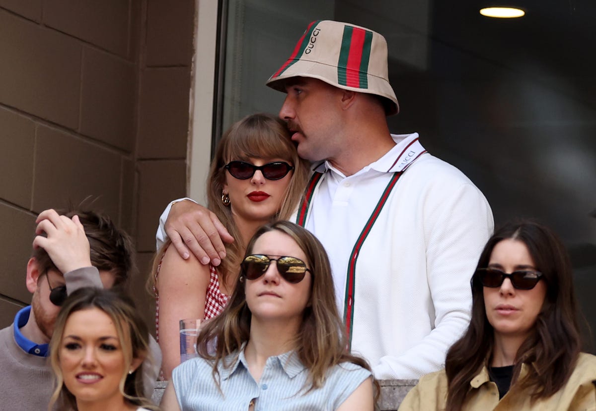 Taylor Swift Wears a Retro Red and White Checkered Dress With Travis Kelce ...