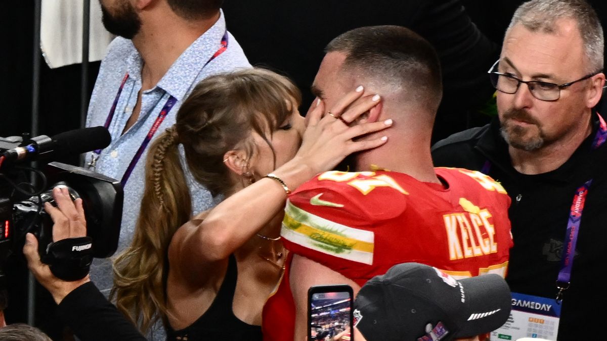 Taylor Swift and Travis Kelce Kiss After Super Bowl Win