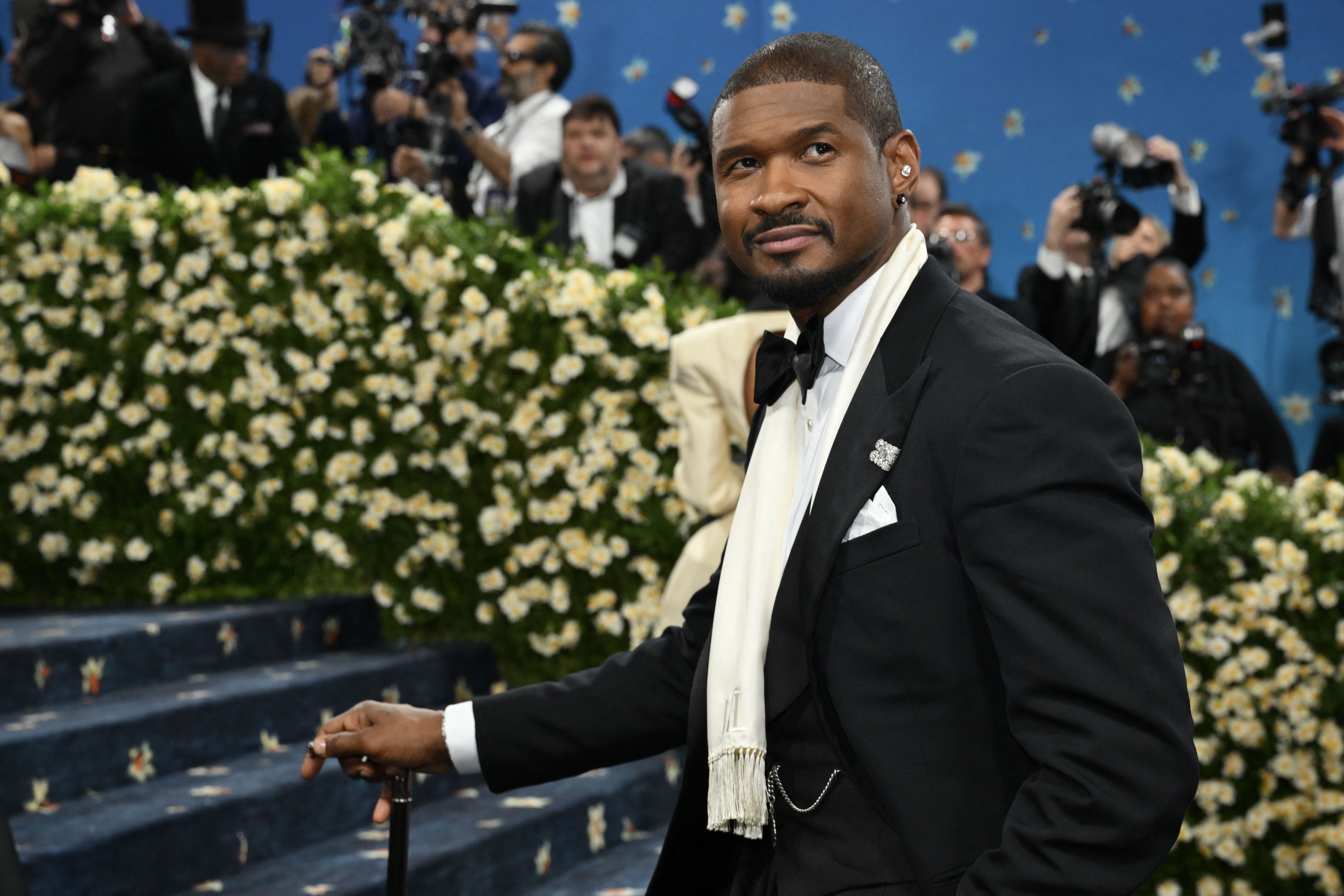 Usher’s 2025 Met Gala Scarf Was a Dandy Touch Done Right