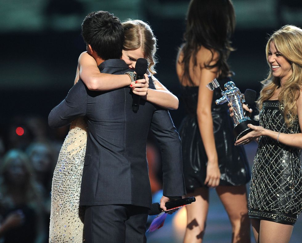 taylor lautner hugging taylor swift on stage after giving her her award at the 2009 vmas﻿
