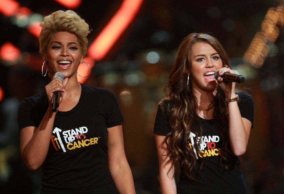 beyoncé and miley cyrus singing together when they first met﻿