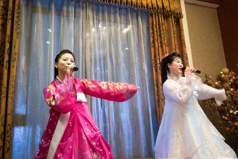 NoordKoreaanse artiesten zingen in een hotel in Dandong China