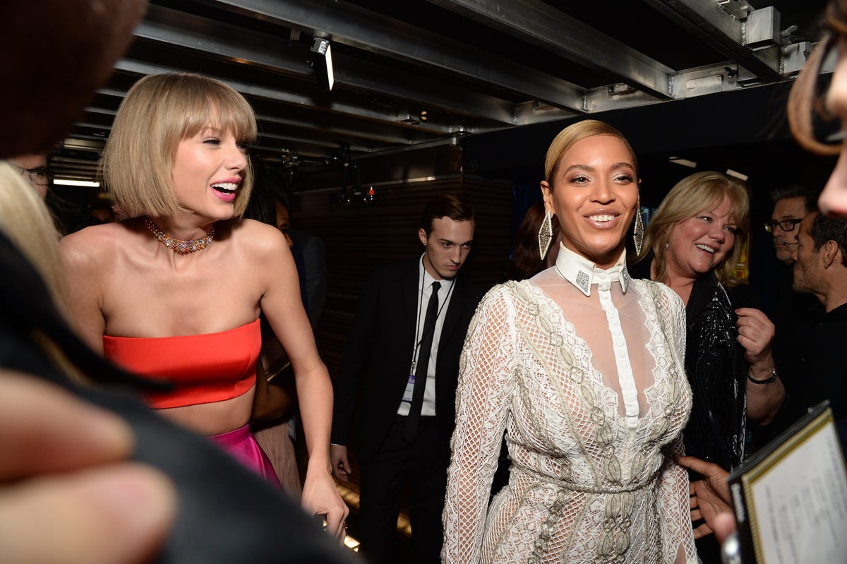 Taylor Swift Arrives at Beyoncé's London Film Premiere!