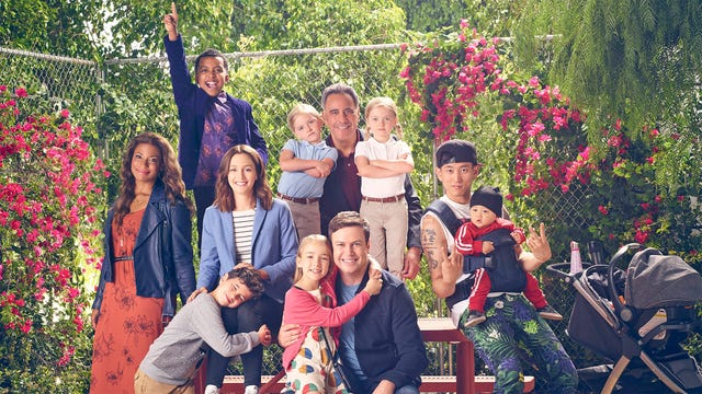 foto promocional de los padres e hijos que protagonizan single parents