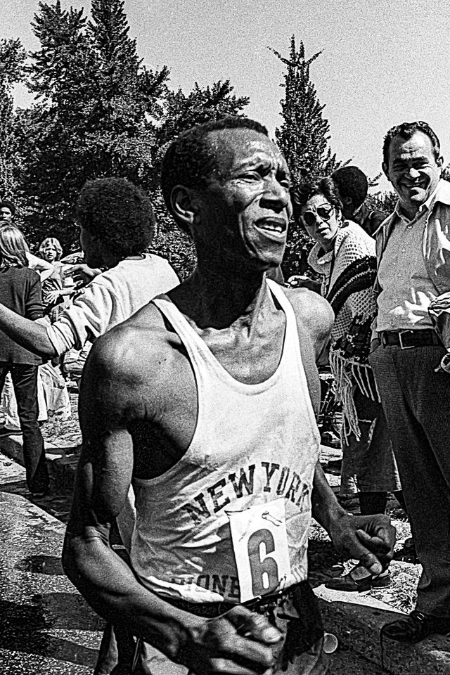 ted corbitt wearing a new york pioneers singlet whil running the 1975 new york city marathon
