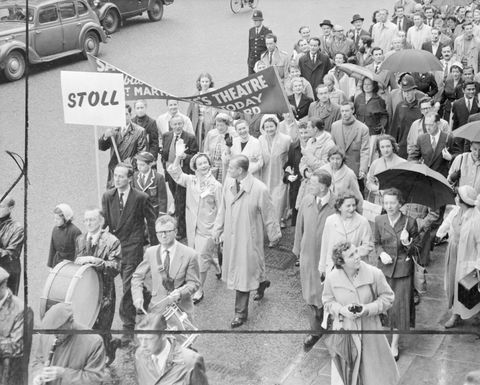 vivien leigh and sir lawrence olivier leading march