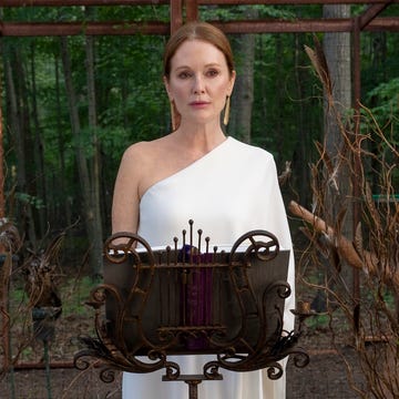 sirens. julianne moore in episode 102 of sirens. cr. macall polay/netflix © 2025 sirens. julianne moore in episode 102 of sirens. cr. macall polay/netflix © 2025