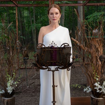 sirens. julianne moore in episode 102 of sirens. cr. macall polay/netflix © 2025 sirens. julianne moore in episode 102 of sirens. cr. macall polay/netflix © 2025
