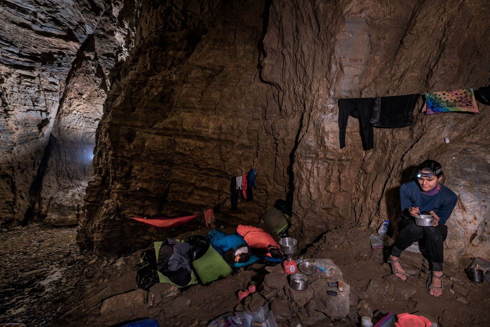 Amy Morton lid van de expeditie van het PESH beschrijft de ervaring van het slapen onder de grond als een combinatie van veel onrustige dromen veel water en veel stemmen die je in het geruis van het water denkt te horen