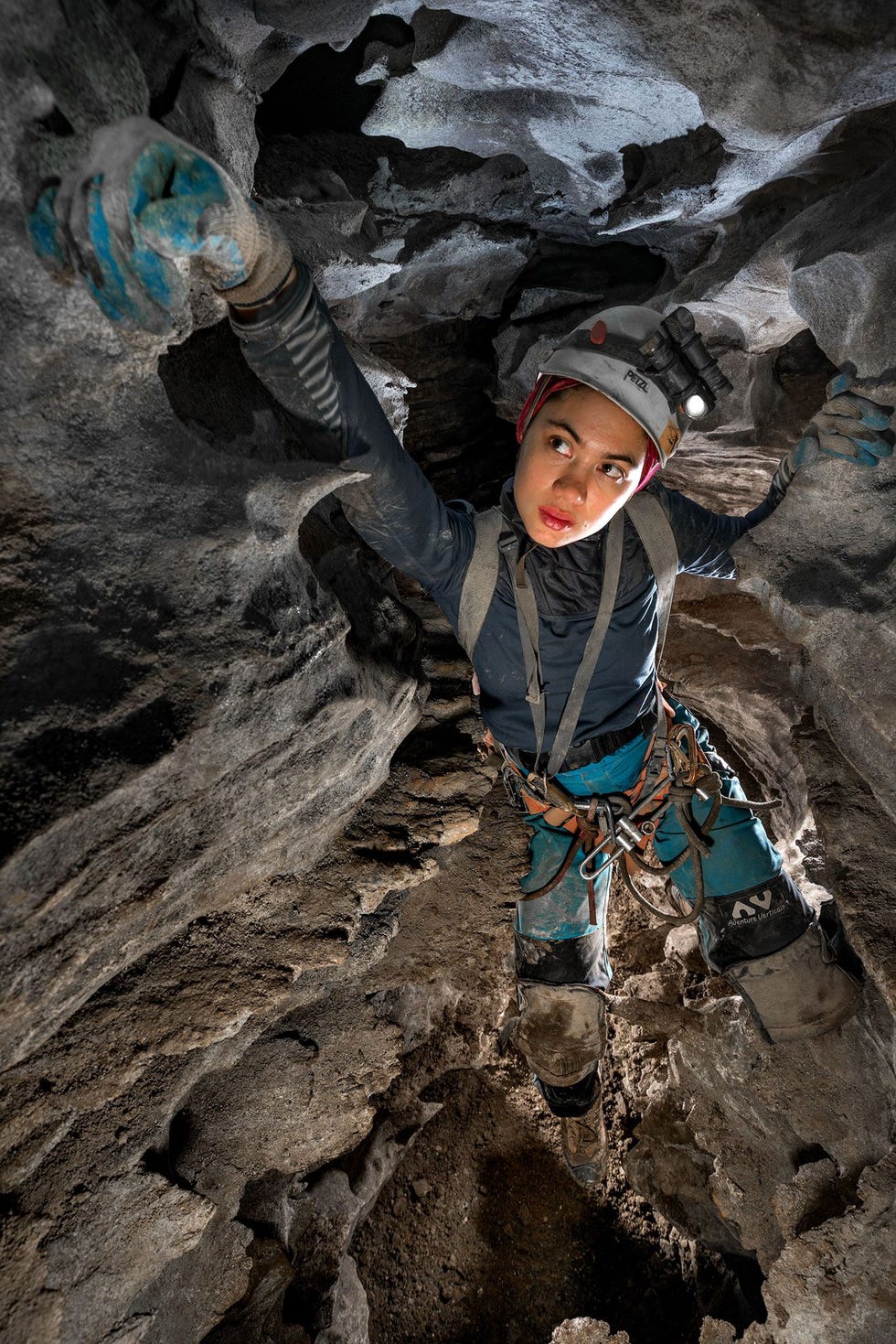 Sonia Meyer baant zich een weg door een canyonpassage in het Sistema Huautla het diepste grottenstelsel op het westelijk halfrond Dit jaar werd het systeem onderzocht door twee afzonderlijke expedities van het PESH Proyecto Espeleolgico Sistema Huautla en de Pea Colorada