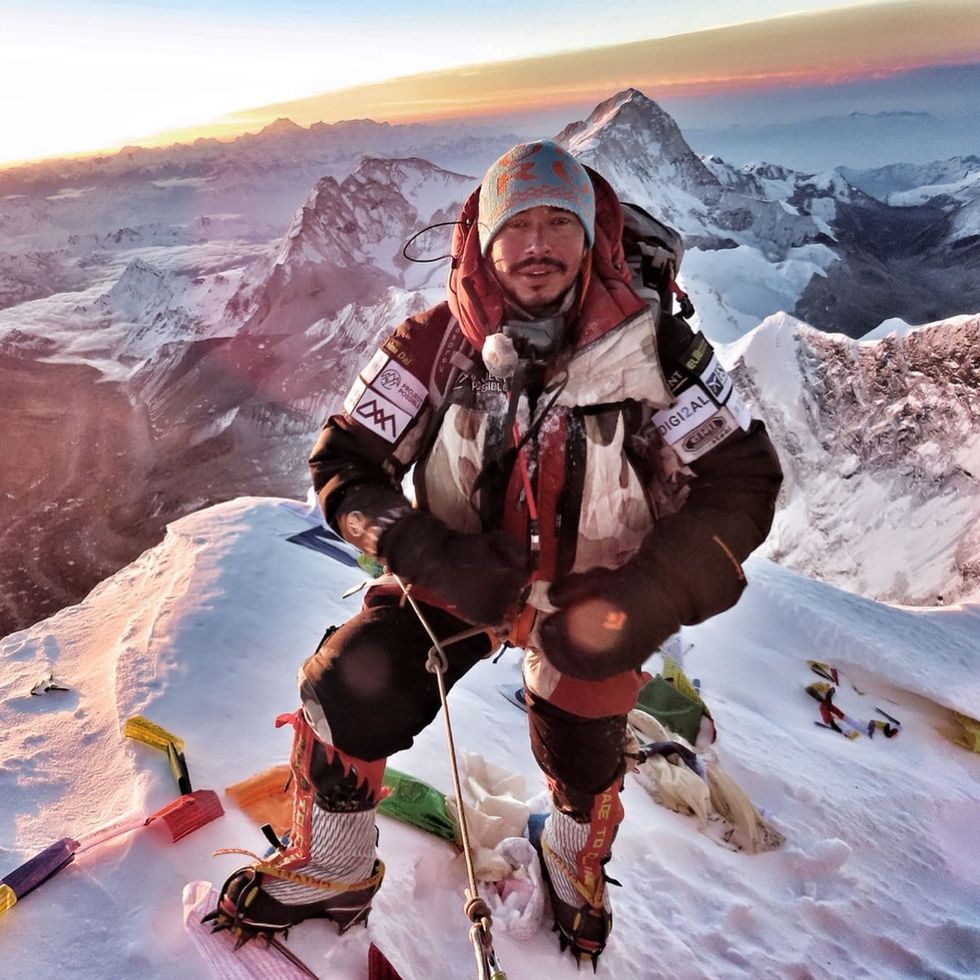 Op 22 mei 2019 poseert Nirmal Purja Magar op de top van de Mount Everest De Nepalese soldaat die zich omschoolde tot alpinist en de bijnaam Nims voert heeft in de afgelopen maanden zes van de veertien achtduizenders op aarde beklommen In de wereld van het bergbeklimmen baart hij veel opzien door de bravoure waarmee hij zijn activiteiten presenteert Deze foto werd oorspronkelijk gepost op Nims Instagrampaginanimsdaien is hier met zijn toestemming geplaatst