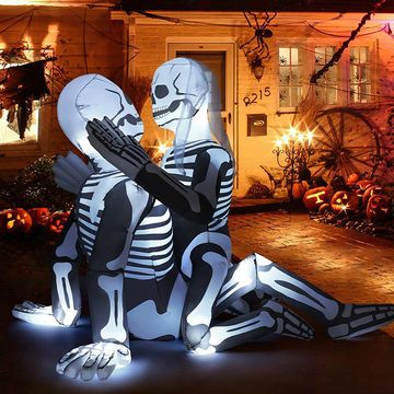 skeleton couple yard decor