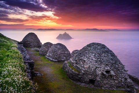 https://www.nationalgeographic.com/content/dam/travel/2019-digital/mystic-sites-europe/skellig-michael-ireland-mystic-sites-europe-01.jpg SKELLIG MICHAEL EN LITTLE SKELLIGErgens tussen de zesde en achtste eeuw na Chr verlieten ascetische monniken hun kloosters en trokken zich terug op ontoegankelijke rotseilandjes voor de Atlantische kust om tot een inniger band met God te komen Zon gemeenschap ontstond ook voor de kust van County Kerry in Ierland die in de dertiende eeuw weer naar het vasteland verhuisde Maar ook in de eeuwen daarna trokken deze eilandjes nog pelgrims aan De plek wordt omgeven door een van de belangrijkste broedkolonies voor zeevogels in Ierland