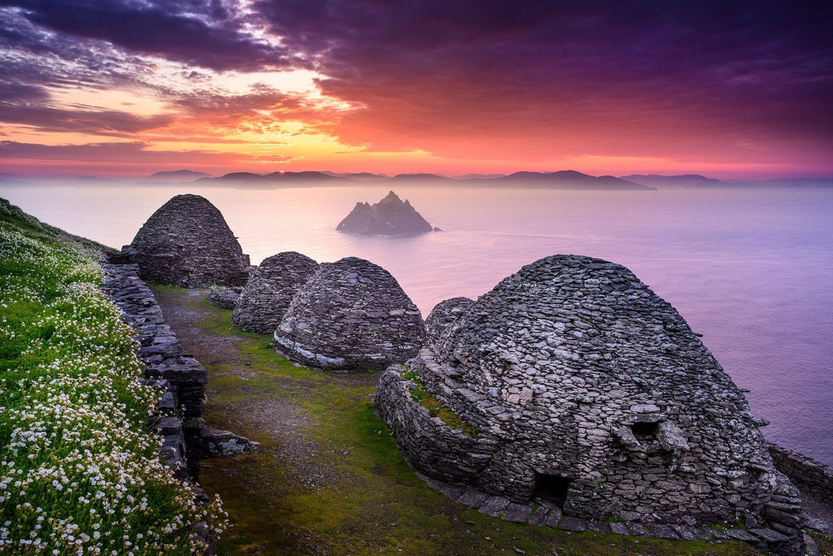 Ergens tussen de zesde en achtste eeuw na Chr trokken ascetische monniken zich terug op de onherbergzame Skellig Islands  die ruim elf kilometer uit de kust van County Kerry inhet uiterste zuidwesten van Ierland liggen  om een inniger band met God op te bouwen Hoewel de monniken in de dertiende eeuw weer naar het vasteland terugkeerden bleven de eilandjes nog eeuwenlang pelgrims aantrekken Naast hun historische en spirituele belang worden de Skelligs beschouwd als een van de voornaamste broedplaatsen van zeevogels in Ierland