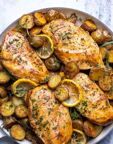 pollo con patatas y hierbas al limón