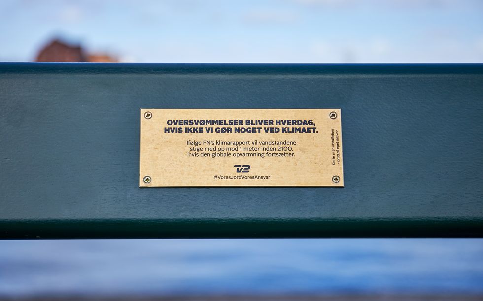 見上げるほど高いベンチが街中に出現「不便なのになぜ？」日常で海面上昇を意識させるデンマークの取り組み