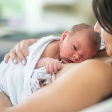 madre con bebe recien nacido piel con piel