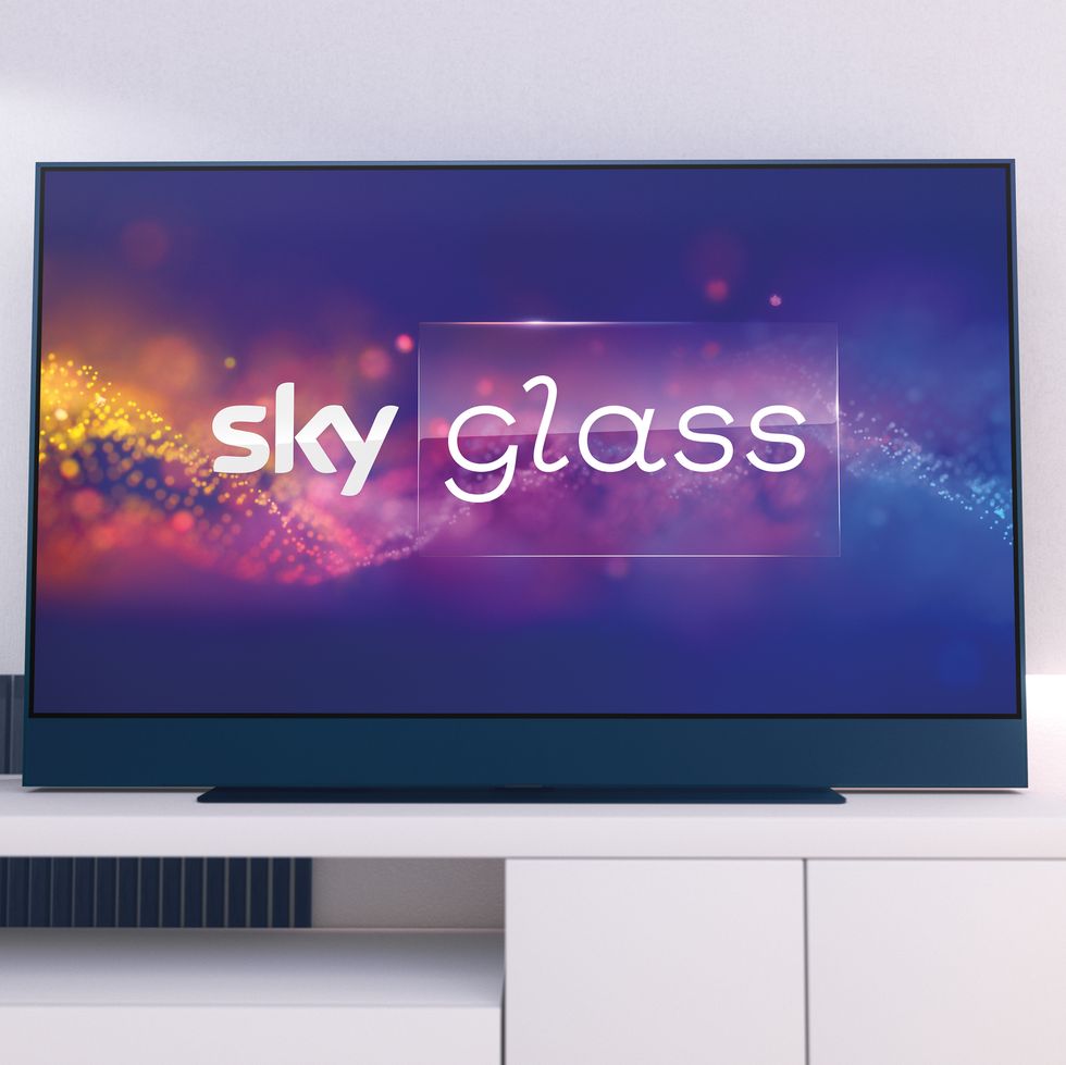 Sky Glass TV in Blau mit dem neuen Logo auf dem Bildschirm