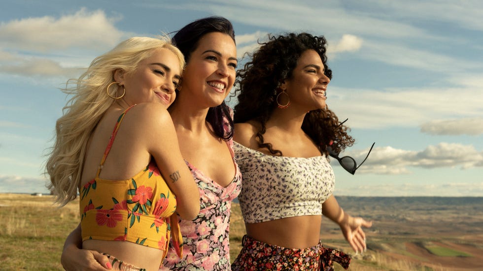 sky rojo l to r lali esposito as wendy, verÓnica sÁnchez as coral, yany prado as gina in episode 11 of sky rojo cr carla osetnetflix © 2020