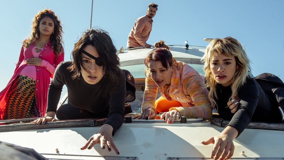 sky rojo l to r yany prado as gina, verÓnica sÁnchez as coral, jorge pobes as pau, catalina sopelana as greta, lali espÓsito as wendy in episode 04 of sky rojo cr tamara arranznetflix © 2022