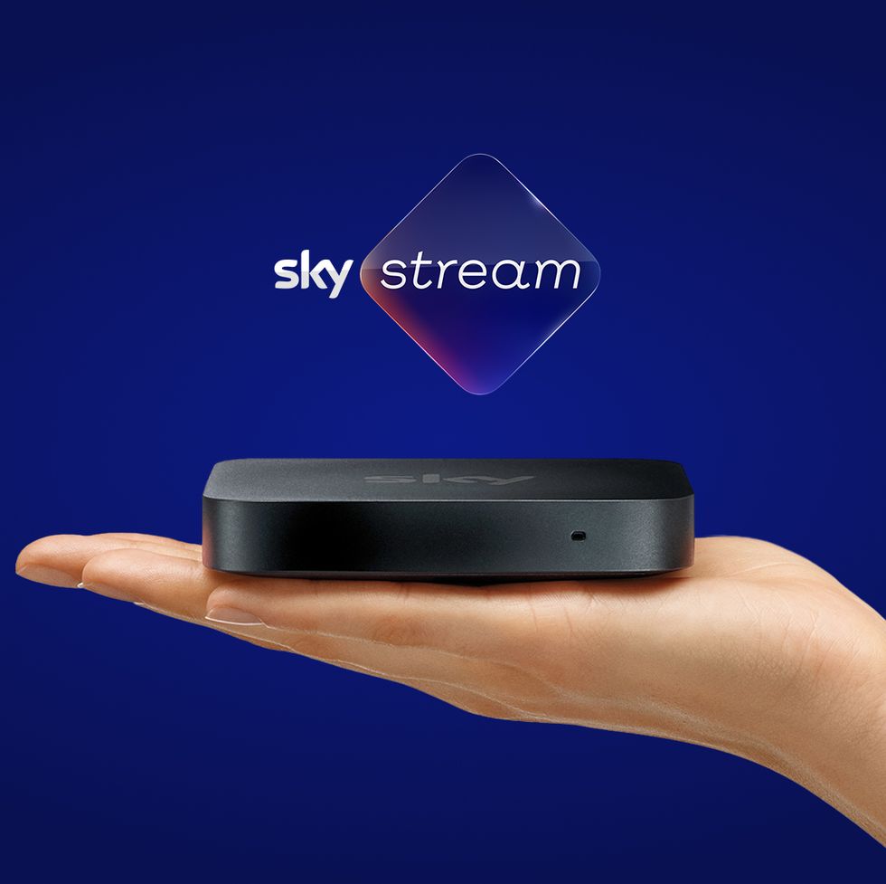 Sky Stream wird in der Hand auf blauem Hintergrund gehalten