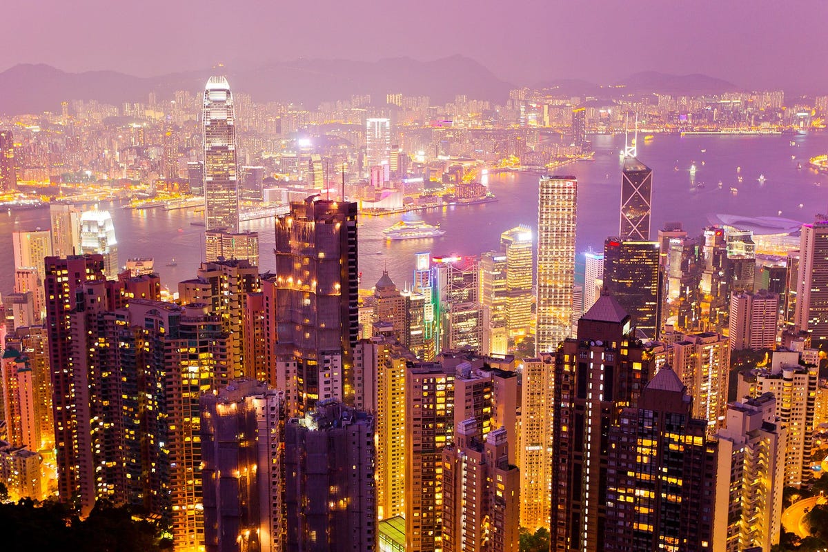 De skyline van Hongkong is s avonds een en al licht