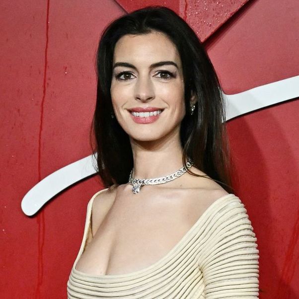 Anne Hathaway’s Ribbed, Pearly Valentino Gown Is a Piece of Art