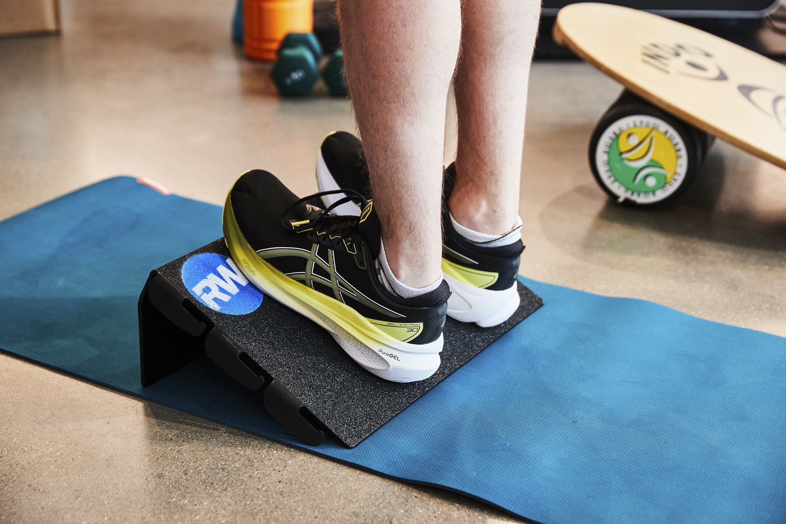 Yoga Wedge Block, Professional Height Foam Wedge, Portable Calf Stretching  Equipment, Professional Foam Slant Board, Back Support Foam Incline Slant  Board for Leg, Calf, Ankle and Foot Stretching : : Sports 