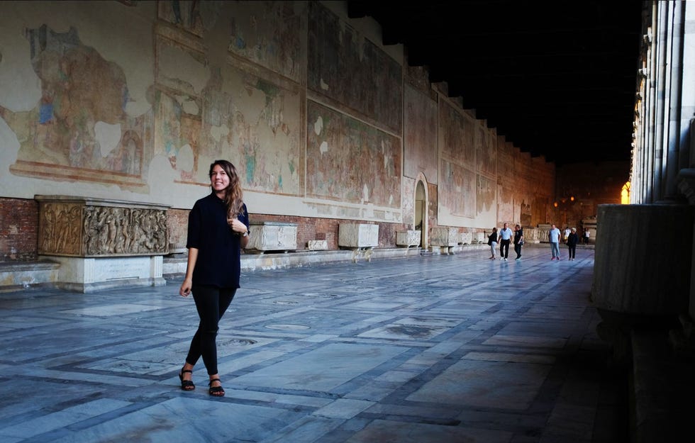Digital nomad Veerle Witte in de ommuurde begraafplaats Camposanto