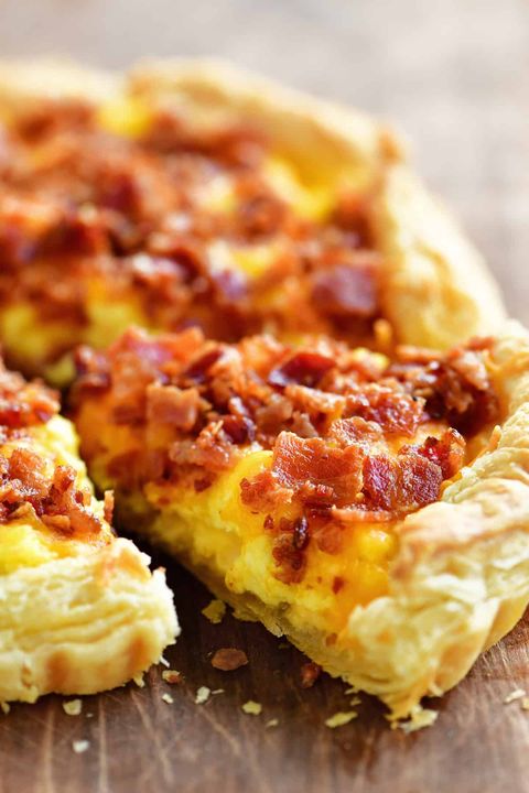 breakfast pizza with pastry crust