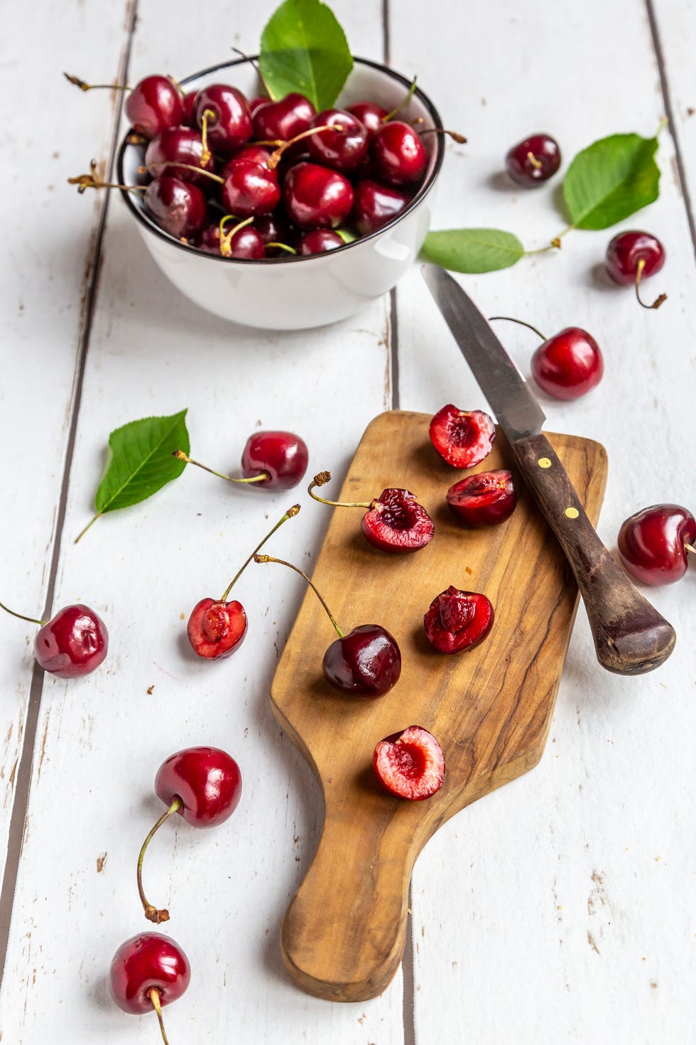 cerezas cortadas sobre una tabla