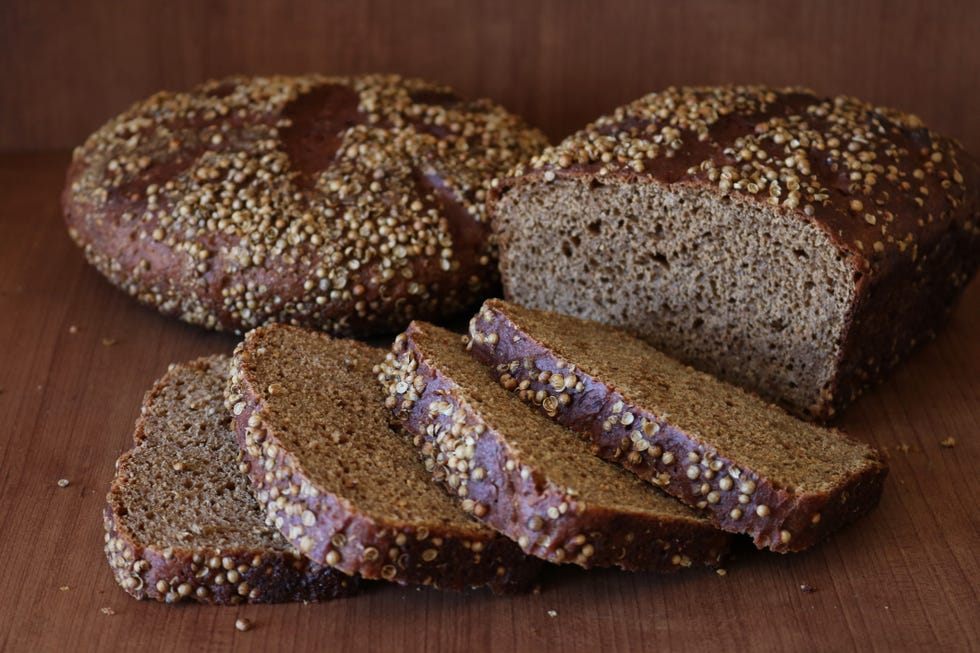 pan de centeno cortado a rebanadas